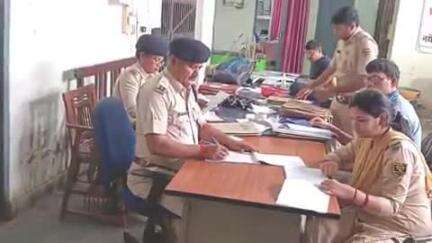 पकड़ी दयाल: अंचल पुलिस निरीक्षक अनिल कुमार ने पकड़ीदयाल एवं पताही थाना में अनुसंधानकर्ताओं के साथ बैठक की, दिए गए निर्देश