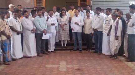 ಹಗರಿಬೊಮ್ಮನಹಳ್ಳಿ: ವಿಂಡ್ ಪವರ್ ಘಟಕ ಸ್ಥಾಪನೆಗೆ ಅವಕಾಶ ನೀಡಬಾರದು ಎಂದು ಒತ್ತಾಯಿಸಿ ತಾಲೂಕು ಕಚೇರಿ ಬಳಿ ಮುಖಂಡರಿಂದ ಮನವಿ ಪತ್ರ ಸಲ್ಲಿಕೆ