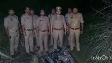खतौली: खतौली पुलिस और बदमाशों के बीच रात्रि मुठभेड़, 15000 के इनामी बदमाश के पैर में लगी पुलिस की गोली