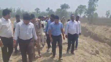 मिलक: जिलाधिकारी जोगेंद्र सिंह ने नाहल नदी का किया निरीक्षण, संबंधित अधिकारियों को दिए जरूरी निर्देश