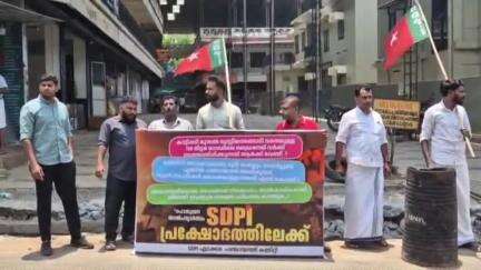 നിലമ്പൂർ: അശാസ്ത്രീയത ആരോപിച്ച് മുസ്‌ലിയാരങ്ങാടിയിൽ ഡ്രൈനേജ് നിർമാണ സ്ഥലത്തേക്ക് എസ്.ഡി.പി.ഐ സമരം നടത്തി