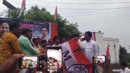 বেলডাঙা ২: রেজিনগরে তৃণমূলের অন্তরদ্বন্দ্ব প্রকাশ্যে 
গতকালের যোগদান কে  মান্যতা দিতে নারাজ, রেজিনগরের বিধায়ক