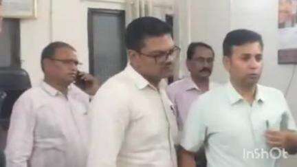इटारसी: इटारसी तहसील कार्यालय का नर्मदापुरम कमिश्नर ने किया औचक निरीक्षण, कार्यालय में व्यवस्थाओं का लिया जायजा