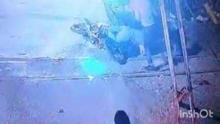 बाड़ी: रेलवे फाटक के पास बदमाशों ने सर्राफा व्यापारी पर की फायरिंग, घटना सीसीटीवी कैमरे में कैद