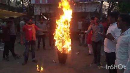 राहतगढ़: बस स्टैंड पुलिस चौकी के सामने अखिल भारतीय विद्यार्थी परिषद ने आतंकवाद का जलाया पुतला