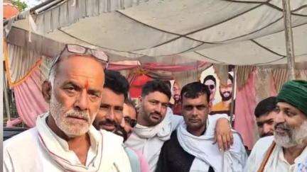 खातेगांव: खातेगांव में किसानों की समस्याओं को लेकर 13वें दिन भी जारी रहा भारतीय किसान यूनियन का धरना, गधे को दिया ज्ञापन