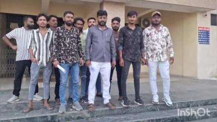 ભચાઉ: મીઠાના ઓવરલોડ વાહનોને લઇ ભીમા કોરેગાવ સેનાના અધ્યક્ષ સુરેશ કાઠેચાએ પ્રાંત કચેરી ખાતેથી પ્રતિક્રિયા આપી #jansamasya