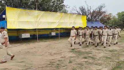 दिनांक 29.04.2025 (मंगलवार) को नवीन पुलिस केन्द्र, भोजपुर (आरा) में साप्ताहिक परेड का आयोजन किया गया।
परेड में उपस्थित सभी पुलिस पदाधिकारियों एवं जवानों को अनुशासन, कर्तव्यपरायणता एवं दक्षता बनाए रखने हेतु आवश्यक दिशा-निर्देश प्रदान किए गए।