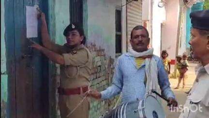 हिलसा: विद्यापुरी मोहल्ला में अपहरण मामले में एक आरोपी के घर पर पुलिस ने इश्तिहार चिपकाया