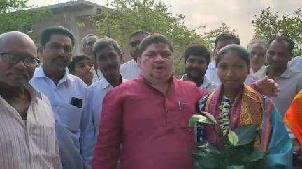 హుస్నాబాద్: తెలంగాణ రెసిడెన్షియల్ జూనియర్ కాలేజీ MPCS గ్రూప్ లో 468/470 మార్కులు సాధించిన విద్యార్థిని సత్కరించిన మంత్రి పొన్నం