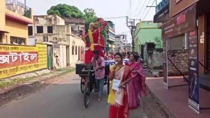 শান্তিপুর: বিশ্ব নৃত্য দিবস উপলক্ষে শান্তিপুরের রাজপথে উপাসনার নৃত্য শিক্ষালয়ের প্রভাতফেরী
