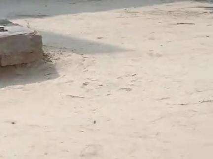 hamra ghar tuta hai ham kaha jaye ham bohot garib hamari koi nahi sunta hai hamari madat kare