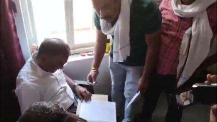 3000 की रिश्वत लेते हुए खनियाधाना पटवारी उनके निवास स्थान से हुए गिरफ्तार मौके पर कार्रवाई जारी लोकायुक्त  टीम का छापा