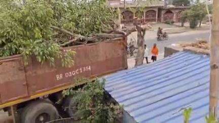 बनियापुर: बनियापुर दाढ़ी बड़ी के पास अनियंत्रित ट्रक घर में घुसा, एक व्यक्ति गंभीर रूप से घायल