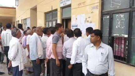 तमकुही राज: तमकुहीराज तहसील में अधिवक्ताओं ने नायब तहसीलदार के खिलाफ किया विरोध प्रदर्शन, न्यायिक कार्य का किया बहिष्कार