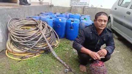 চাবুৱা: চাবুৱাৰ বিন্ধাকটাত খাৰুৱা তেলৰ বৃহৎ চোৰাং বেহা উৎখাত, এজনক গেপ্তাৰ