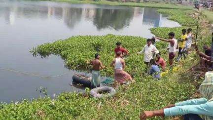 বলরামপুর: বাবার পারলৌকিক ক্রিয়ার জন্য বলরামপুর মাইতিবাঁধে  পুকুরে স্নান করতে গিয়ে তলিয়ে গেল যুবক, জেলে নামিয়ে করা হচ্ছে তল্লাশি