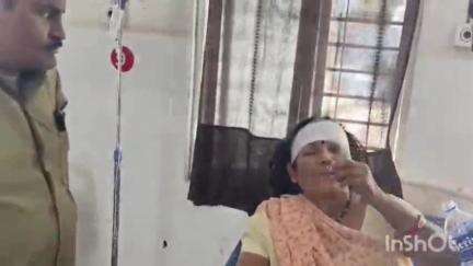धरमपुरी: महेश्वर रोड पर पंचमुखी हनुमान मंदिर के सामने सड़क पार कर रही महिला को बोलोरो ने टक्कर मारी, गंभीर चोटें आईं