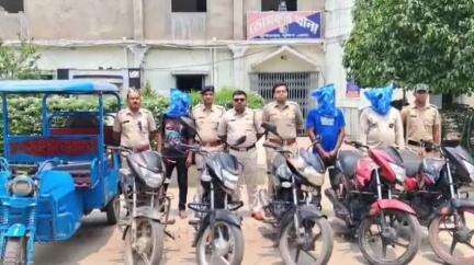 ডোমকল: ডোমকলে মোটরসাইকেল চুরি চক্রের হদিস, ৬ টি জনবাহ উদ্ধার – গ্রেপ্তার ৩
