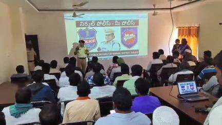 నిర్మల్: పట్టుబడిన మైనర్ వాహనదారుల తల్లిదండ్రులకు కౌన్సిలింగ్ నిర్వహించిన నిర్మల్ ఏఎస్పీ ఉపేందర్ రెడ్డి
