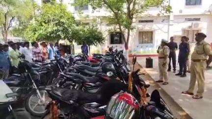 నిర్మల్: జిల్లా కేంద్రంలోని ఎస్పీ కార్యాలయంలో మైనర్ల తల్లిదండ్రులకు కౌన్సిలింగ్ నిర్వహించిన ఎస్పీ జానకి షర్మిల