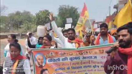 सरदार ने ठाना है पाठा को पानी दिलाना है..!!
चित्रकूट: के तहसील मानिकपुर पहुंच सरदार सेना के पदाधिकारी व पाठवासी ने पानी