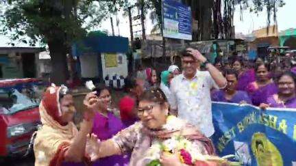 ভাতার: ভাতার ব্লক হসপিটালে ব্লক স্বাস্থ্য আধিকারিককে বিদায় সংবর্ধনা জানালেন আশাকর্মীরা