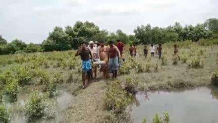 পাথরপ্রতিমা: দক্ষিণ রায়পুর গ্রাম পঞ্চায়েতের ফেরিঘাট সংলগ্ন সুতারবাগ নদী থেকে 5 ফুটের মৃত কুমির উদ্ধার করল বনদপ্তর
