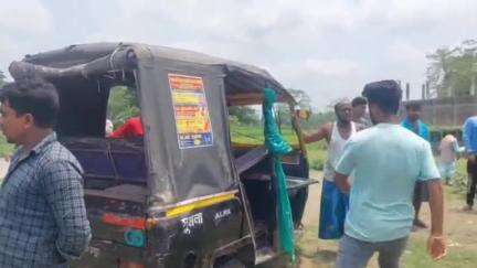 দিনহাটা ১: আঠারোবাকি এলাকায় ছাগলকে বাঁচাতে গিয়ে অটো পাল্টি খেয়ে গুরুতর আহত 4, হাসপাতালে চিকিৎসাধীন