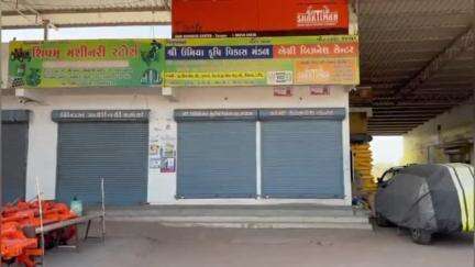 તારાપુર: એગ્રી બીઝનેશ સેન્ટરના માલિકોએ સજ્જડ બંધ પાડી પહેલગામમાં થયેલ આંતકી હુમલાનો વિરોધ નોંધાવ્યો.
