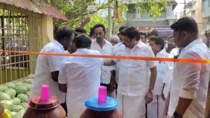 ராசிபுரம்: பழைய பேருந்து நிலையம் அருகே தண்ணீர் பந்தலை எம்.பி ராஜேஷ்குமார் திறந்து வைத்து பொதுமக்களுக்கு நீர்மோர் தர்பூசணி பழங்களை வழங்கினார்