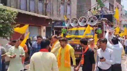 इटावा: इटावा में गंगा-जमुनी तहजीब की मिसाल, मुस्लिम समाज ने परशुराम जयंती शोभा यात्रा पर पुष्प वर्षा कर किया स्वागत