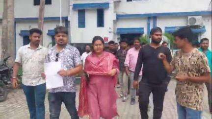 দিনহাটা ১: সংবাদ পরিবেশনের সময় সাম্প্রদায়িক সম্প্রীতি নষ্ট করার অভিযোগ সাংবাদিকের বিরুদ্ধে, দিনহাটা থানায় অভিযোগ দায়ের যুব তৃণমূলের