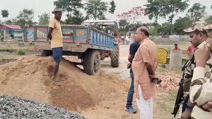পুরাতন মালদা: সাহাপুরে রাস্তার কাজের শিলান্যাসে এসে নিম্নমানের সামগ্রী দেখে অসন্তুষ্ট হলেন বিধায়ক, ধমক দিলেন ঠিকাদারকে