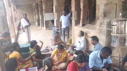 குளத்தூர்: கீரனூர் உத்தமநாதர் கோவில் உண்டியல் காணிக்கை என்னும் பணி செயல் அலுவலர் முத்துராமன் தலைமையில் நடைபெற்று வருகிறது