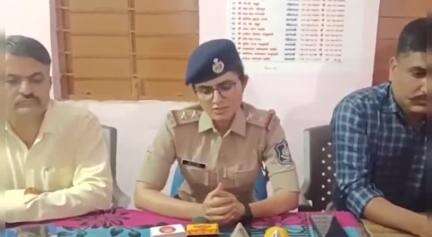 નખત્રાણા: તાલુકાના ગામોમાં સાયબર ક્રાઇમ માહિતી સેમિનાર યોજાયો, મહિલા પોલીસ અધિકારીએ સાયબર ક્રાઇમ સમજાવ્યું