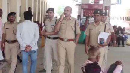 मशरक: मशरक जंक्शन का निरीक्षण करने पहुंचे आरपीएफ के वरिष्ठ मंडल सुरक्षा आयुक्त, दिए आवश्यक दिशा-निर्देश