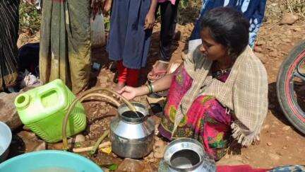 दारव्हा: तेलगव्हाण येथे पाणीटंचाईने हाहाकार, ग्रामस्थांची विहिरीतील गाळ उपसण्याची मागणी
#jansamasya