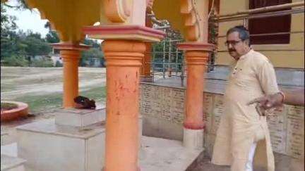 হিলি: ত্রিমোহিনী দাপট কালী মন্দিরে পুজো দিলেন বালুরঘাটের বিধায়ক অশোক কুমার লাহিড়ী, করলেন জনসংযোগ