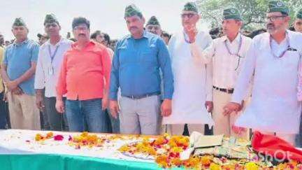 अनूपशहर: पश्चिम बंगाल के दुर्गापुर में सेना के जवान की हार्ट अटैक से मौत, शेखपुर रौरा में सैन्य सम्मान के साथ किया अंतिम संस्कार