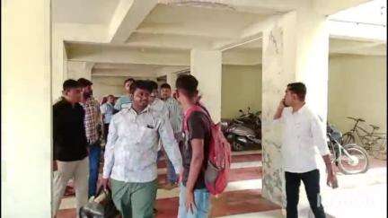 ધ્રાંગધ્રા: સારથી કોમ્પલેક્ષમાં PGVCLના કર્મચારીઓ દ્વારા ગ્રાહકોને પુછ્યા વગર જુના મીટર કાઢી સ્માર્ટ મીટર નાખતા હોબાળો#jansamasya