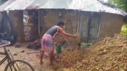 নলহাটি ১: মাটির ভাঙা ঘর, আবেদন করেও সরকারি ঘর জোটেনি বীরভূমের নলহাটি এক নম্বর ব্লকের বাউটিয়া গ্রামের এক পরিবারের #jansamasya