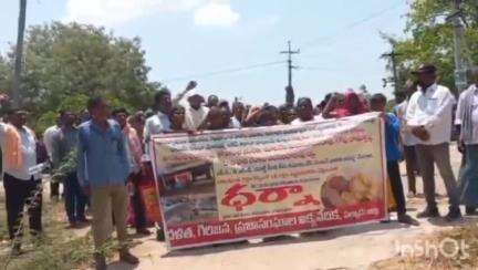 మహిళా పట్ల అసభ్యంగా ప్రవర్తించారని శావల్యాపురం తాహసిల్దార్ కార్యాలయం వద్ద ధర్నా