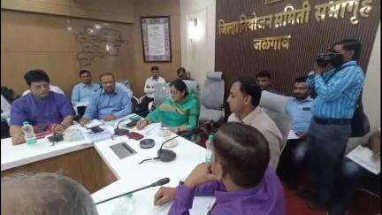 जळगाव: जिल्हाधिकारी कार्यालयात खासदार स्मिता वाघ यांच्या उपस्थितीत आढावा बैठक पार पडली, विविध विषयांवर झाली चर्चा