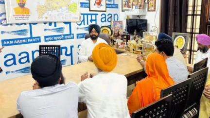 ਪੱਟੀ: ਆਪ ਦੇ ਦਫਤਰ ਪੱਟੀ ਵਿਖੇ ਕੈਬਨਿਟ ਮੰਤਰੀ ਲਾਲਜੀਤ ਸਿੰਘ ਭੁੱਲਰ ਨੇ ਵੱਖ ਵੱਖ ਪਿੰਡਾਂ ਤੋਂ ਆਏ ਲੋਕਾਂ ਨਾਲ ਕੀਤੀ ਮੁਲਾਕਾਤ