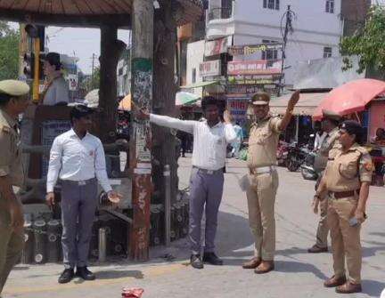 पुलिस अधीक्षक के निर्देशन में छात्र छात्राओं को सड़क सुरक्षा नियम की दी गयी जानकारी