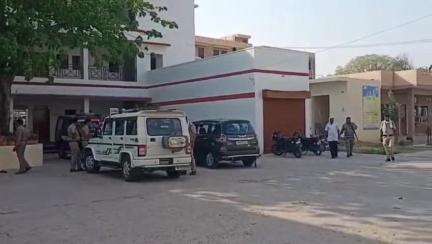 राठ: एमपी में करोड़ों की चोरी के मामले में पुलिस ने मुख्य आरोपी की निशानदेही पर राठ कोटबाजार से सर्राफा व्यापारी को उठाया