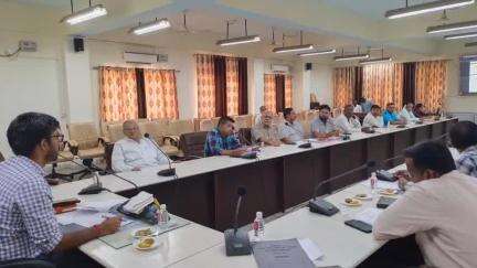 मऊ: कलेक्ट्रेट में जिला स्तरीय उद्योग बंधु एवं औद्योगिक इकाईयों की कानून और सुरक्षा व्यवस्था की बैठक हुई संपन्न