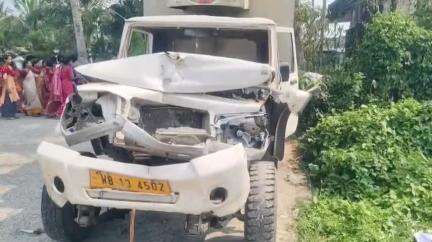 ক্যানিং ১: ক্যানিং এর বাহিরসোনা মোড়ের কাছে দুর্ঘটনার কবলে মিল্ক ভ্যান, আহত দুই