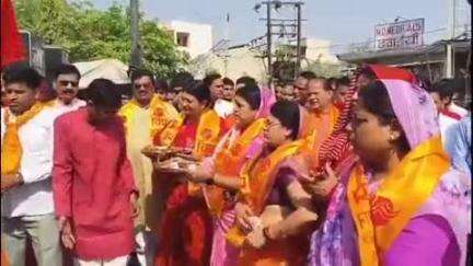 टोंक: परशुराम सर्किल पर परशुराम जन्मोत्सव के मौके पर आरती व प्रसाद वितरण कार्यक्रम में जिला प्रमुख सरोज बंसल ने की शिरकत